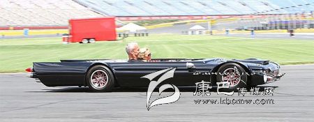 世界上最“扁”的汽車 躺著開！