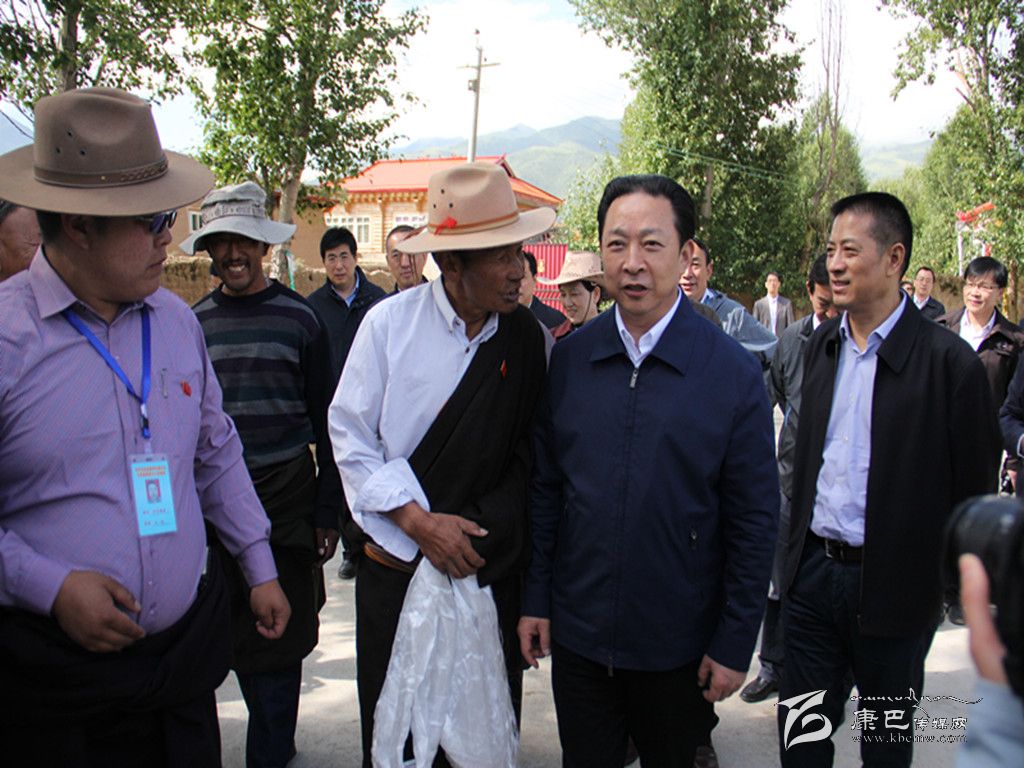 黃新初在甘孜縣調(diào)研指導(dǎo)扶貧開發(fā)工作、慰問對(duì)口支援我州的干部人才代表掠影