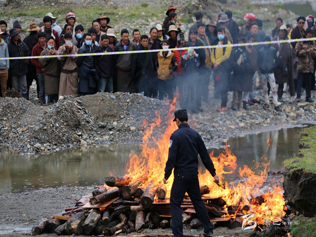 我州建設法治甘孜工作掠影