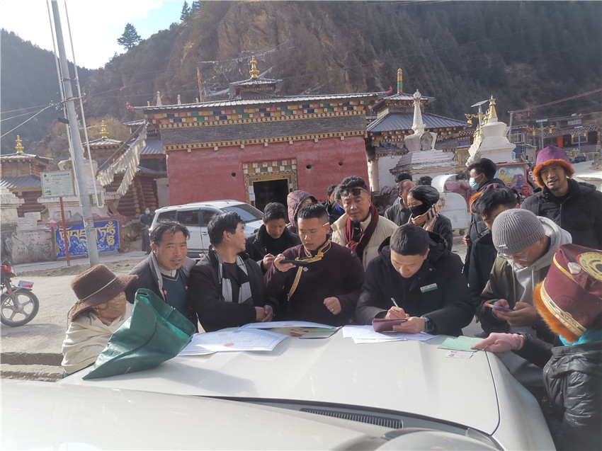 別樣的汽車銀行很接地氣，農(nóng)行德格縣支行開展農(nóng)戶信息建檔，現(xiàn)場為百姓開展金融服務。.jpg