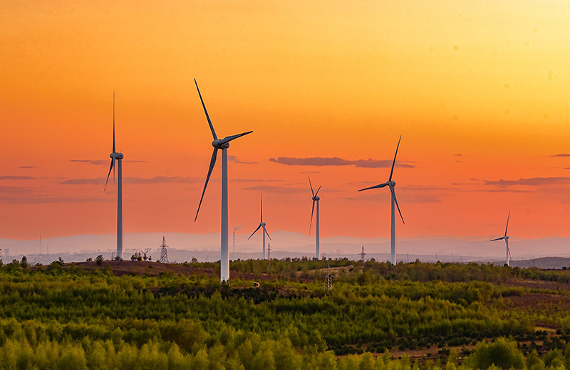 2023年5月23日清晨拍攝的內(nèi)蒙古興安盟烏蘭浩特市呼和馬場風(fēng)力光伏發(fā)電場內(nèi)的風(fēng)機(jī)。
