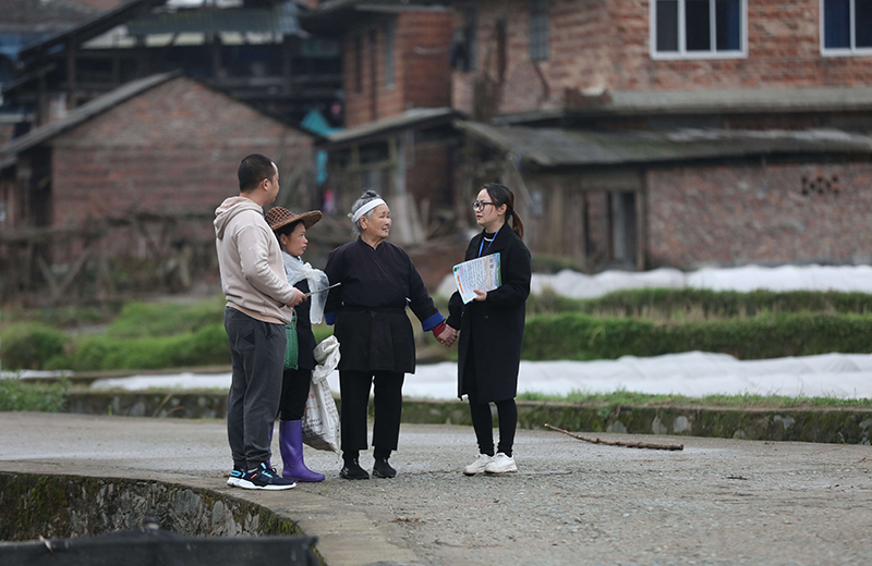 2022年3月24日，在廣西柳州市三江侗族自治縣良口鄉(xiāng)南寨村，紀(jì)檢監(jiān)察干部（右一、左一）在了解惠農(nóng)政策落實(shí)情況。