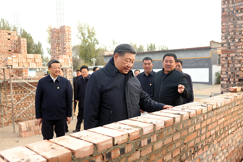 2023年11月10日，習(xí)近平總書記在河北保定涿州市刁窩鎮(zhèn)萬全莊村房屋重建施工現(xiàn)場考察。