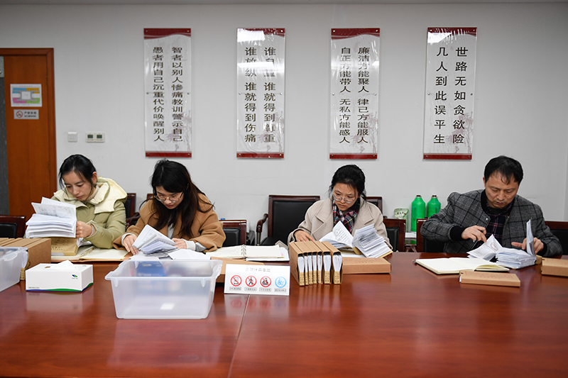 2020年1月8日，浙江寧波市北侖區(qū)紀(jì)委工作人員在檢查北侖區(qū)大數(shù)據(jù)發(fā)展管理中心2019年的公款消費(fèi)票據(jù)，查找是否存在違規(guī)問題。