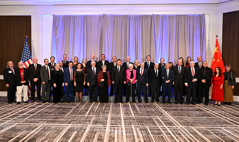 這是美國友好團(tuán)體聯(lián)合歡迎宴會(huì)開始前，習(xí)近平主席會(huì)見飛虎隊(duì)和史迪威將軍后人、鼓嶺、艾奧瓦州、華盛頓州等方面友好人士代表，同他們親切交談并合影留念。