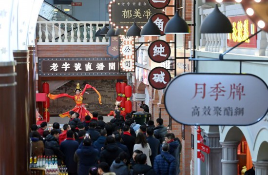 顧客在天津老字號集合店內(nèi)觀看演出。新華社記者 趙子碩 攝