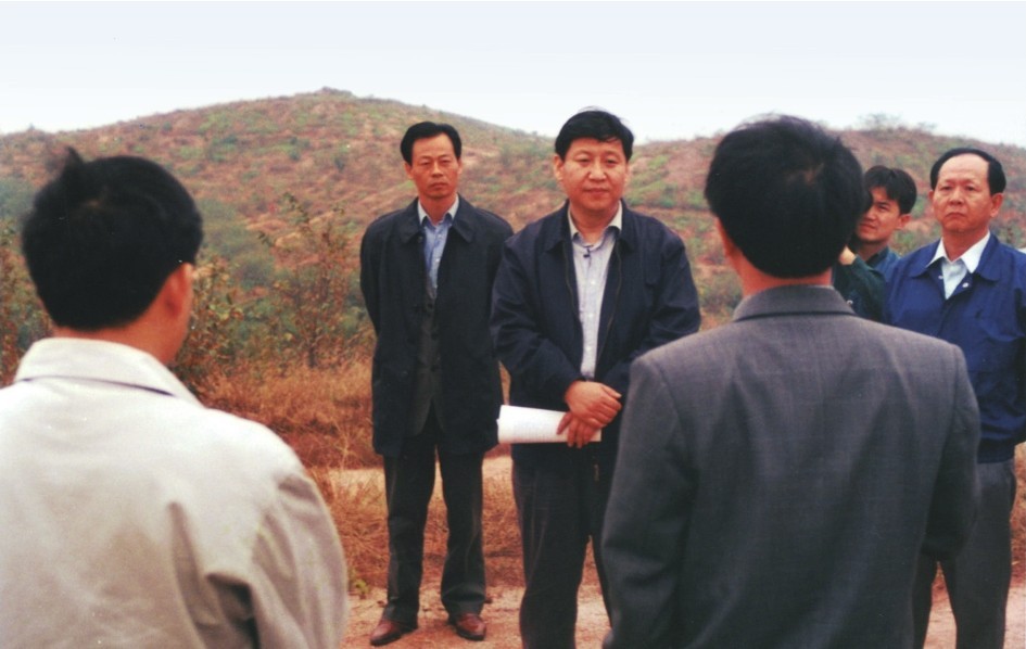 1999年11月，習(xí)近平在龍巖市長汀縣河田水土流失治理區(qū)調(diào)研。圖源：《習(xí)近平在福建（下）》