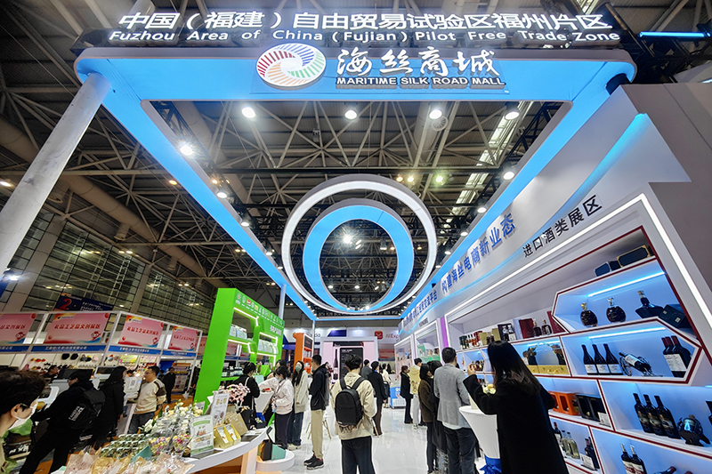 2024年3月18日，第四屆中國跨境電商交易會在福建福州開幕。展會聚焦“鏈接跨境全流域 共建電商新生態(tài)”，集聚全國80余個外貿(mào)產(chǎn)業(yè)帶的上千家供應(yīng)鏈企業(yè)。