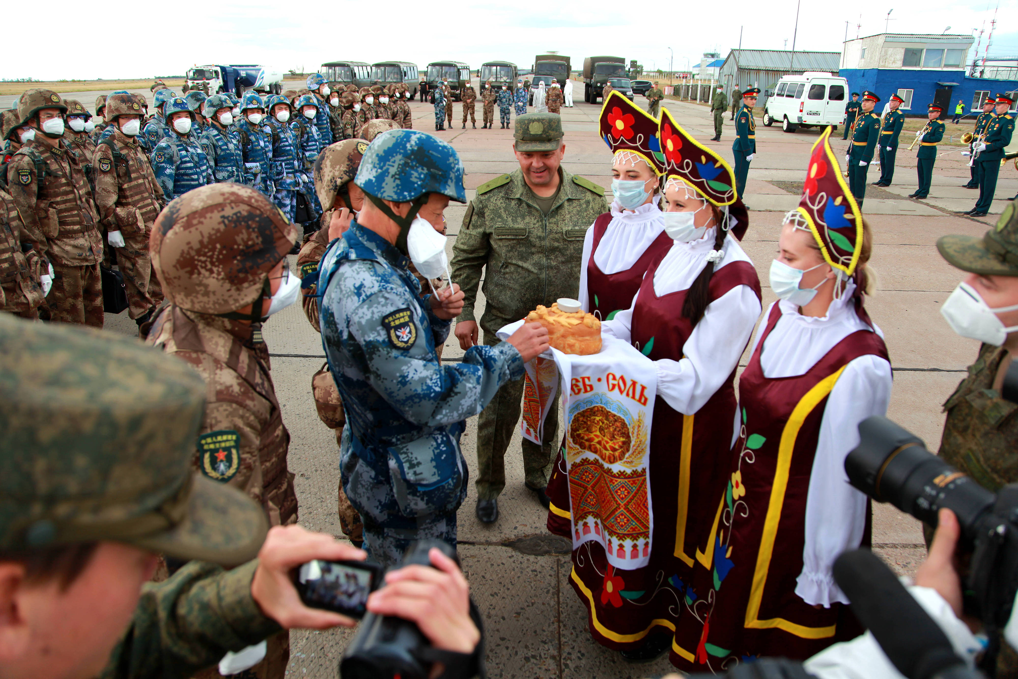 當(dāng)?shù)貢r(shí)間2021年9月10日，跨境參加“和平使命-2021”上海合作組織成員國聯(lián)合反恐軍演的中方部隊(duì)導(dǎo)演部抵達(dá)俄羅斯奧倫堡“東古茲”靶場演習(xí)地域。圖為俄方人員為中方人員舉行歡迎儀式。