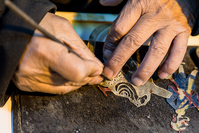皮影非遺傳承人正在制作皮影。