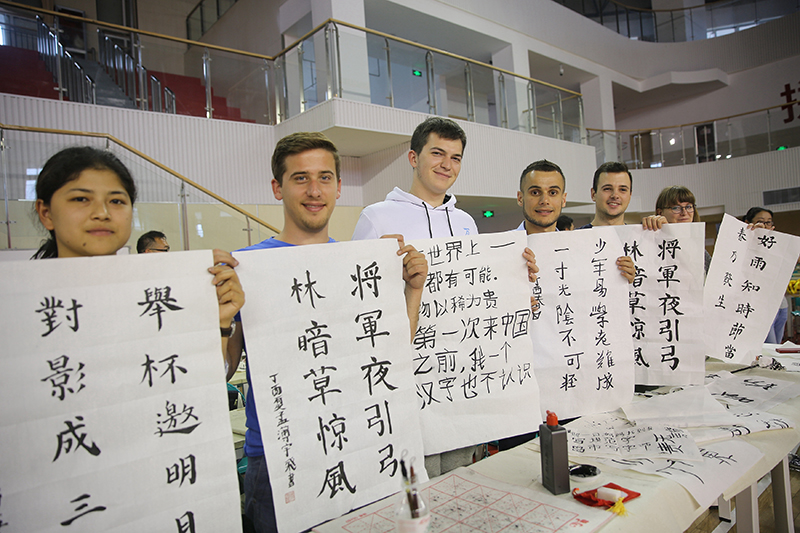 2017年6月5日，來自青島大學(xué)和中國石油大學(xué)（華東）的外國留學(xué)生在展示剛剛現(xiàn)場完成的書法作品。