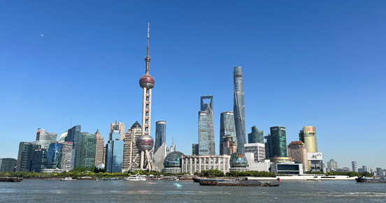 沿蘇州河遠眺陸家嘴城市建筑群。人民網(wǎng) 馬作鵬 攝